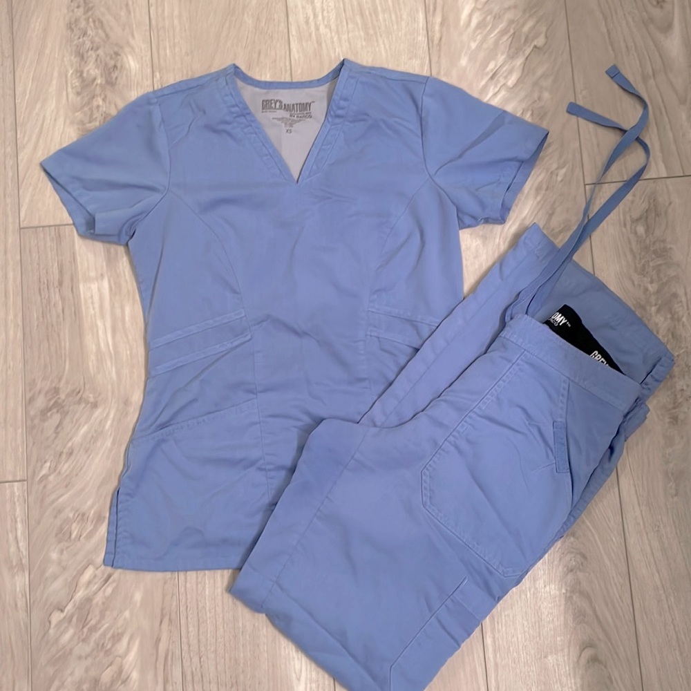 Grey’s Anatomy Ceil blue scrub set
